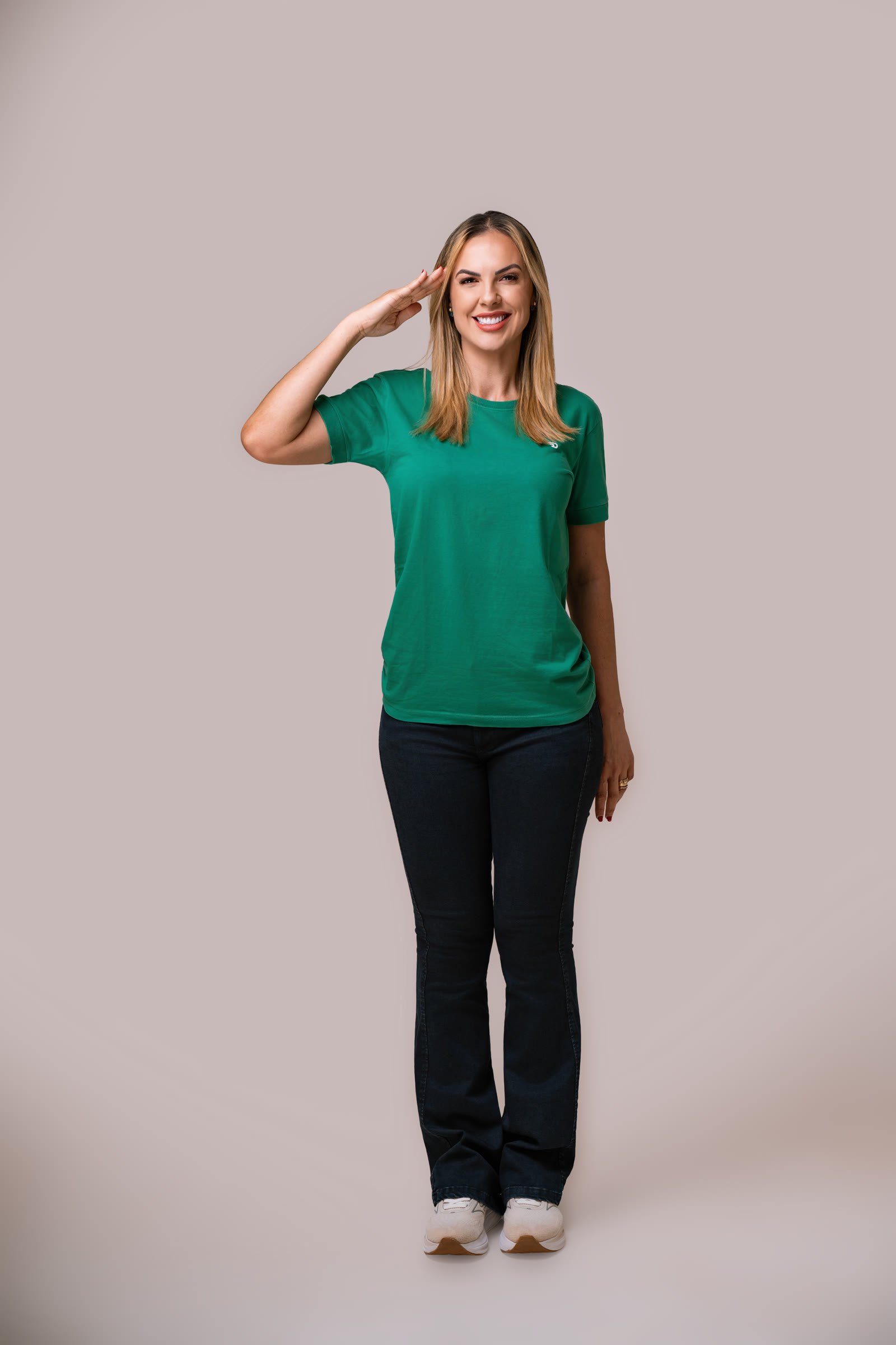 Karen Rocha em pé, vestindo camiseta verde