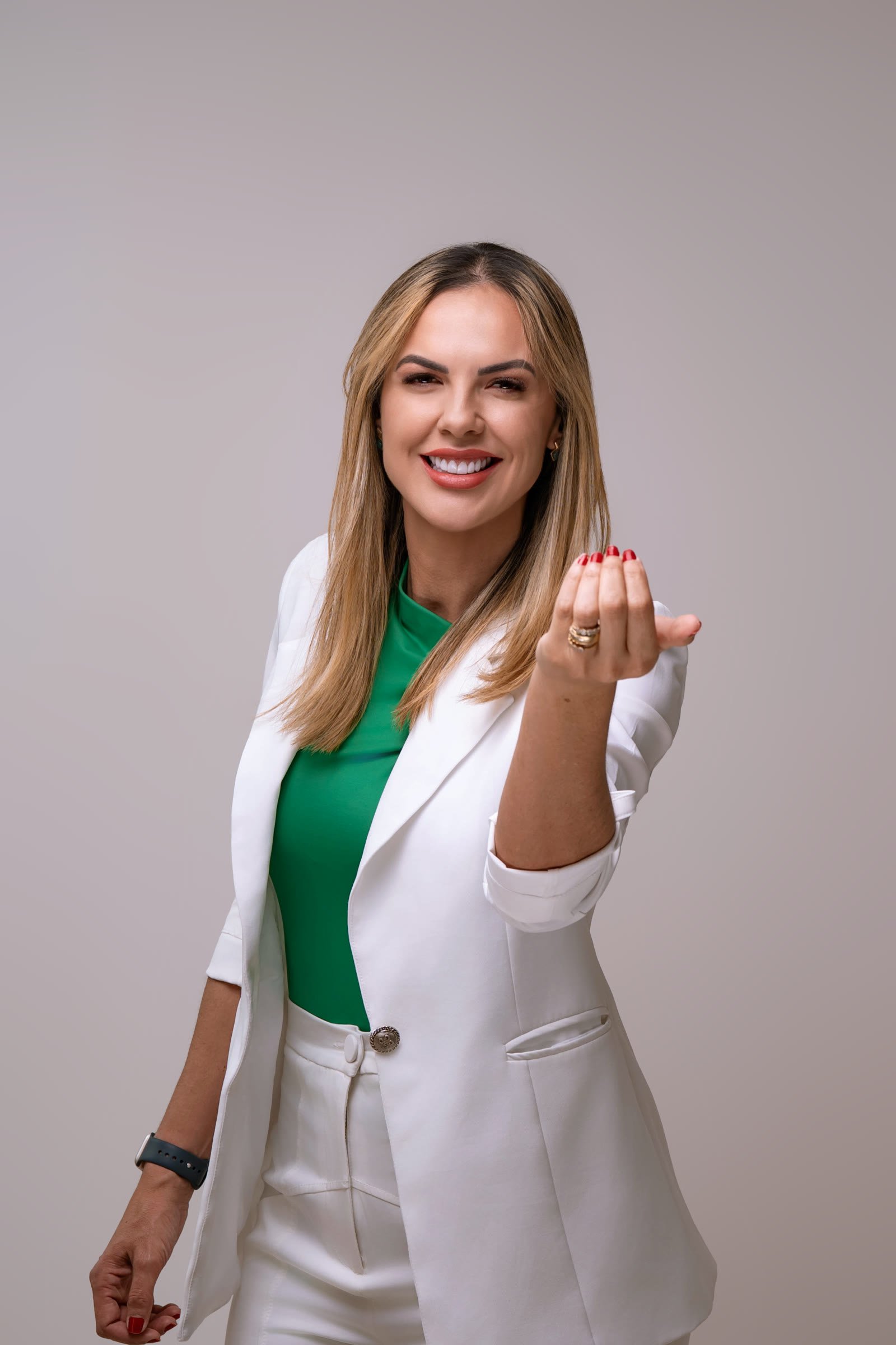 Karen Rocha convidando o público a participar