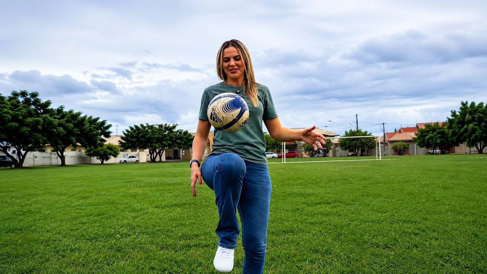 Karen Rocha praticando esporte em um campo