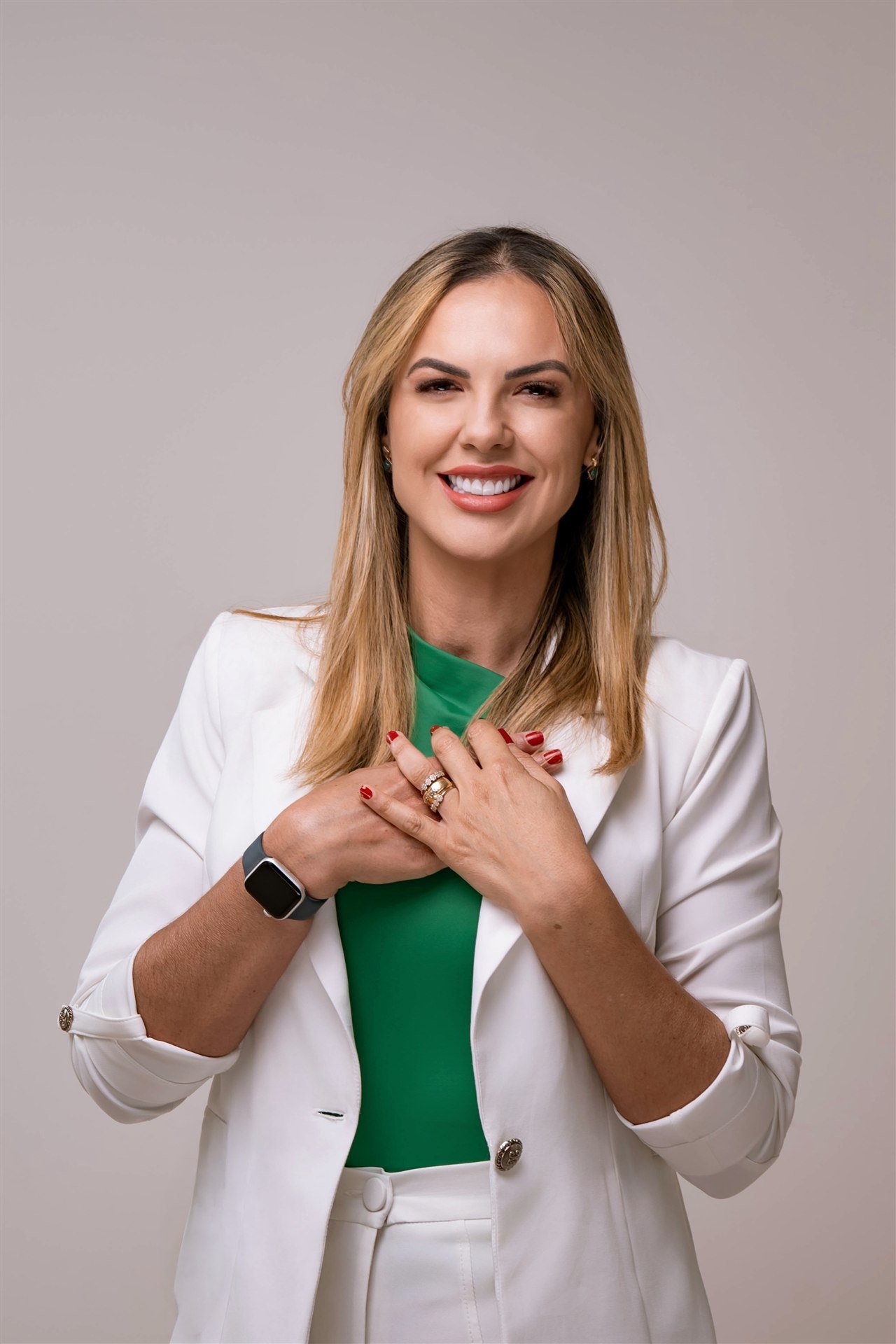 Karen Rocha com as mãos sobre o coração